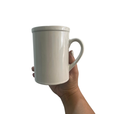 Taza blanca de cerámica con borde