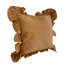 Almohadon en tussor con volados color camel