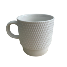 Taza blanca diseño triángulos