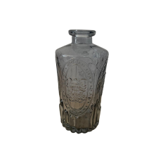 Botella florero de vidrio labrada gris oscuro