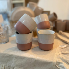 Taza sin asa bicolor rosa y blanca – Cerámica esmaltada