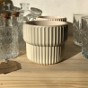 Maceta cerámica manteca mate con relieve 10x8 cm
