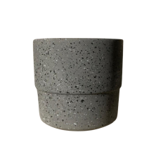 Maceta cerámica gris oscuro con pintas y drenaje