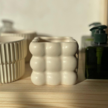 Maceta de cerámica diseño burbujas color manteca