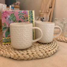 Taza ceramica blanca con textura 7,5 cm de alto