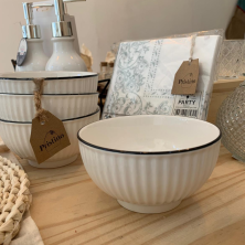 Pocillo de cerámica con textura y borde negro