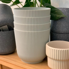 Maceta plástica gris claro con lineas